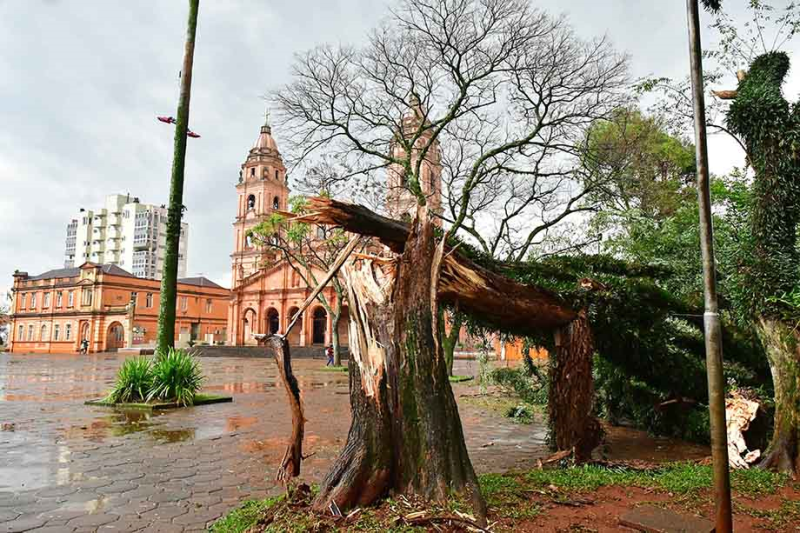 Defesa Civil e Habitação auxiliam pessoas que tiveram casas atingidas pelo temporal